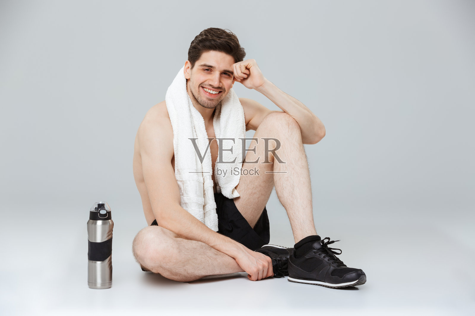 一个快活的半裸运动员的肖像照片摄影图片