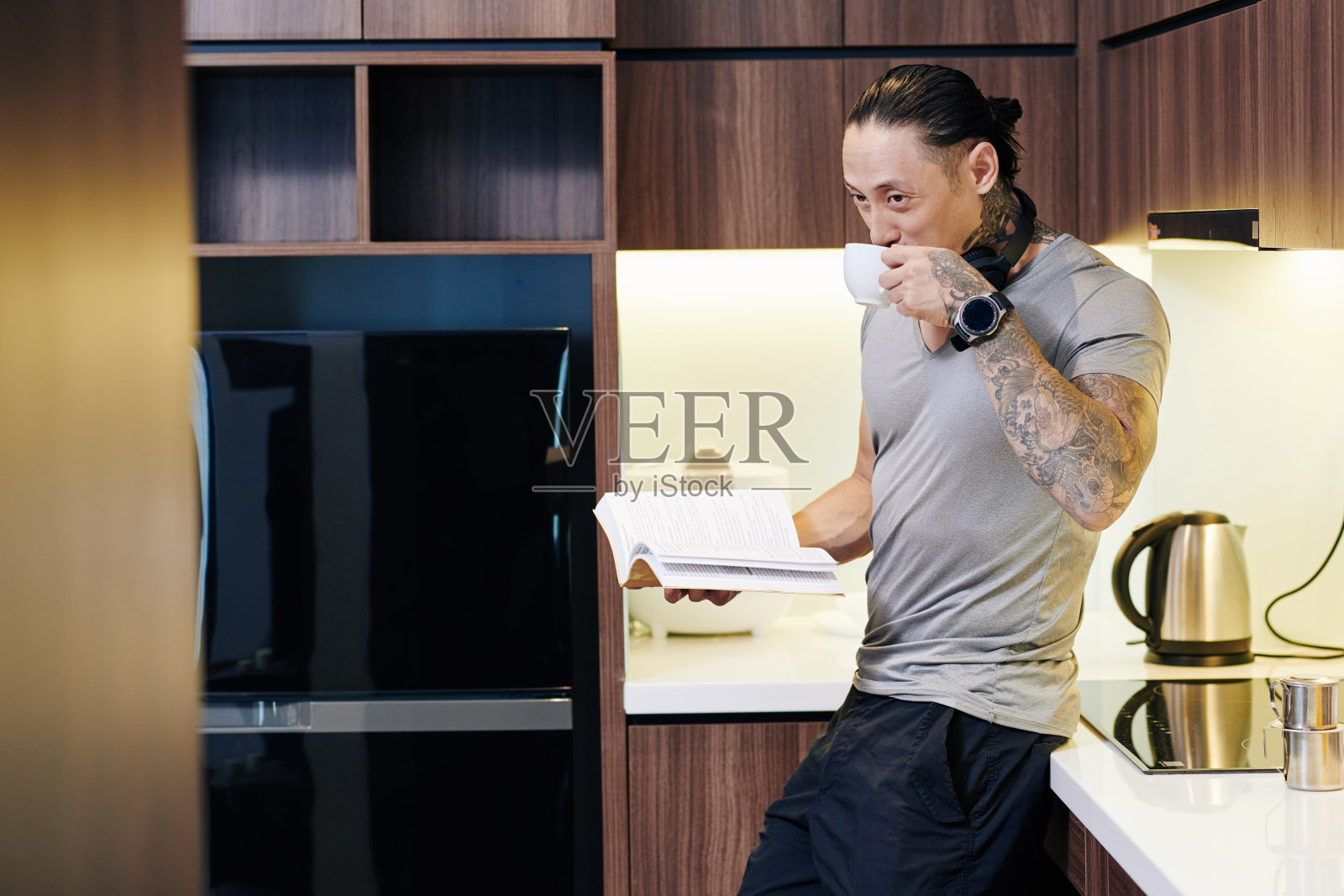 早上看书的人照片摄影图片