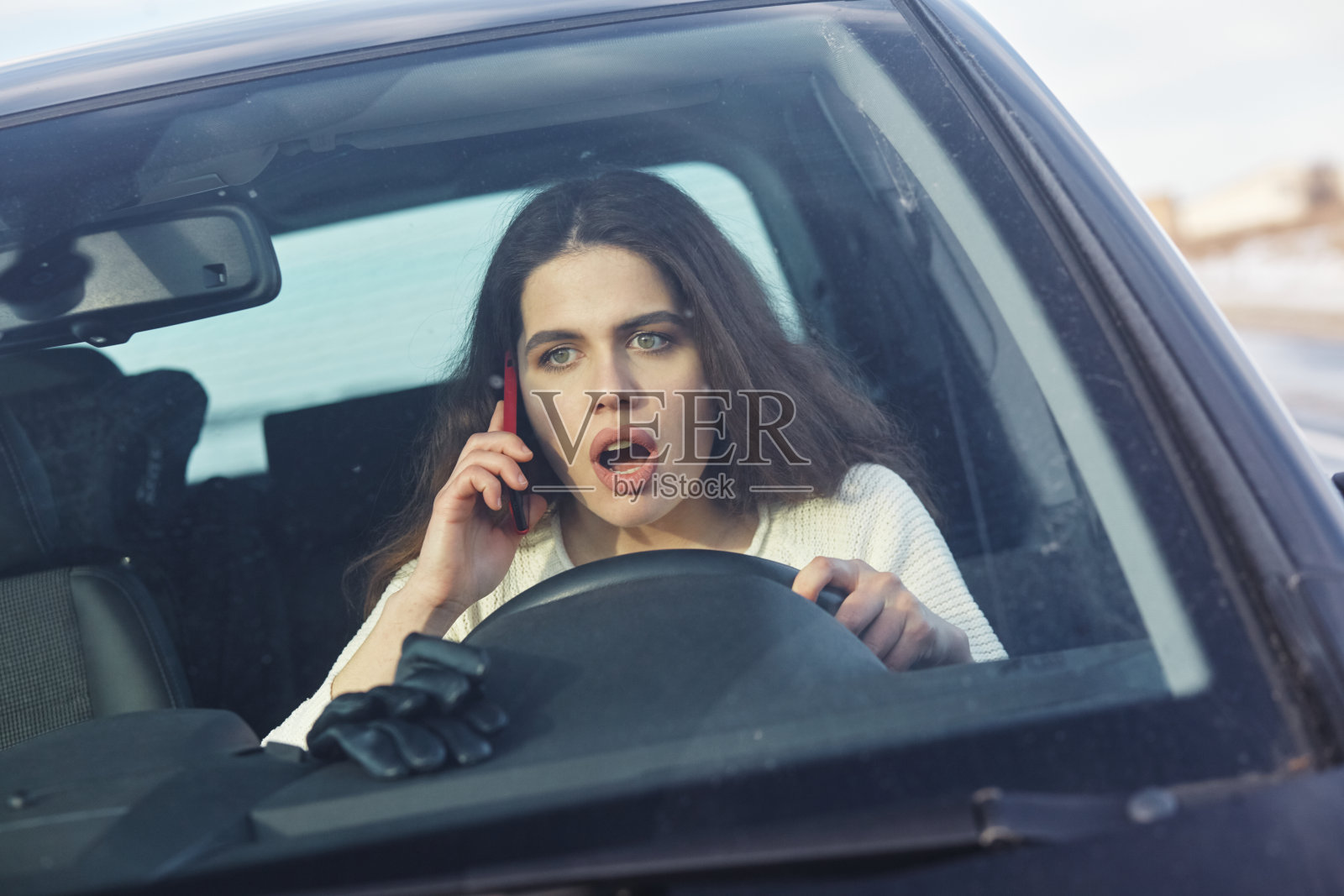 车里有个吓坏了的年轻女人照片摄影图片