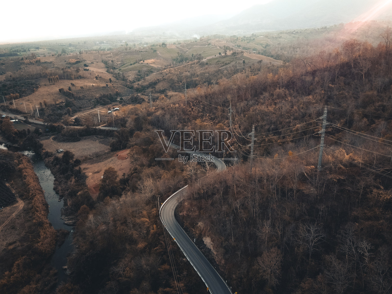 从傍晚的道路和树木上俯瞰，夏日旅行照片摄影图片