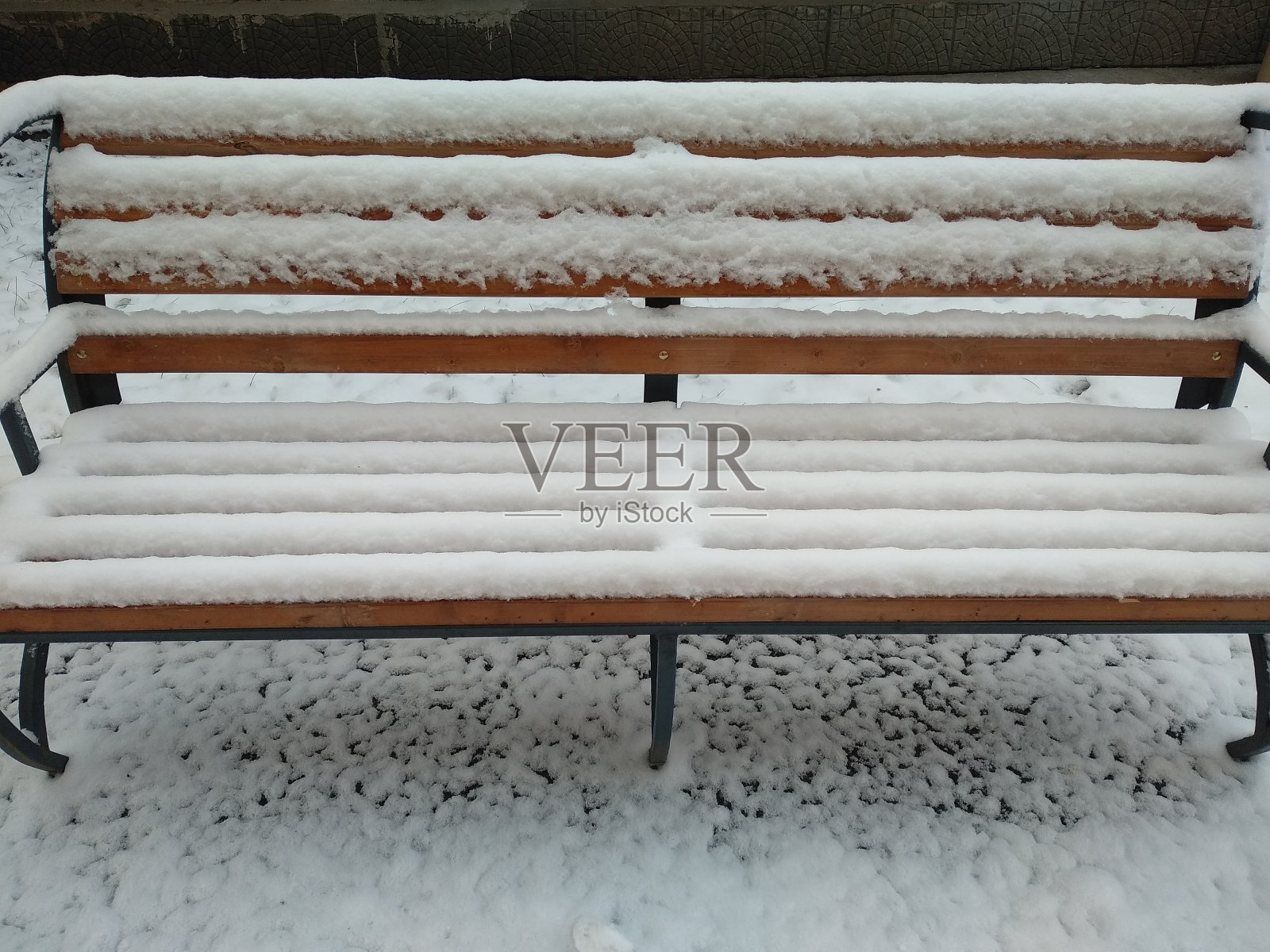 他将坐在雪下照片摄影图片