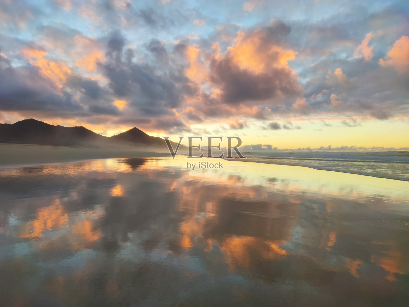 Cofete海滩美丽的日落与彩色的天空和水面上的倒影。Fuerteventura，加那利岛，西班牙。照片摄影图片