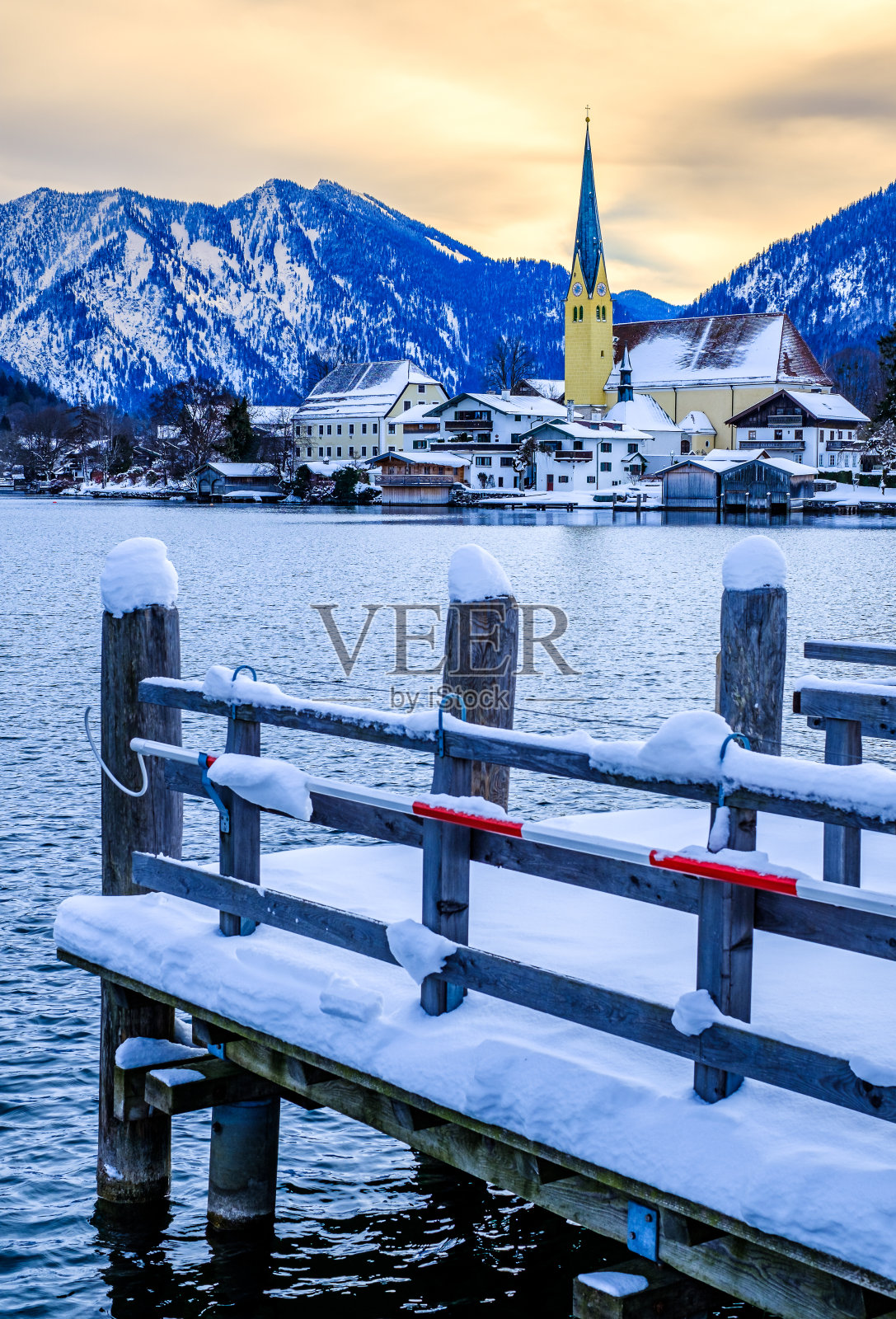 在Tegernsee湖的景观- rottachegern照片摄影图片