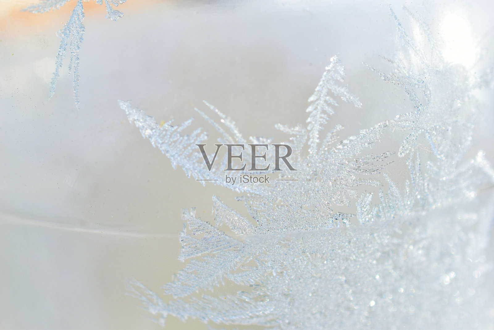 玻璃罐上漂亮的霜纹照片摄影图片