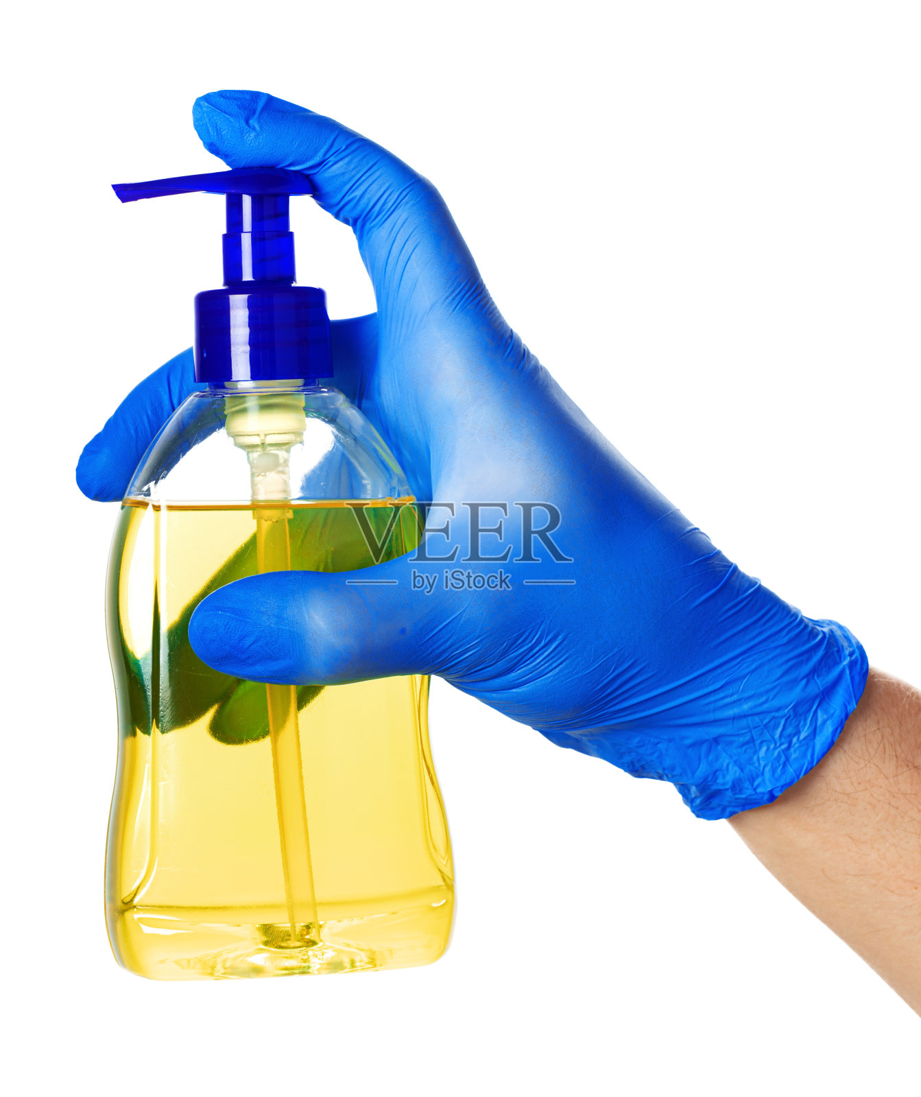 手持蓝色手套的人将肥皂瓶隔离在白色背景上。照片摄影图片