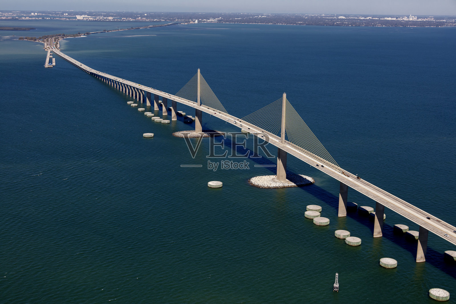 阳光人行天桥桥照片摄影图片