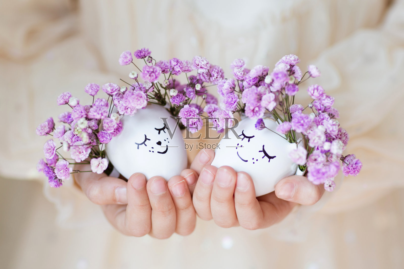 可爱的复活节彩蛋和紫色的花环照片摄影图片