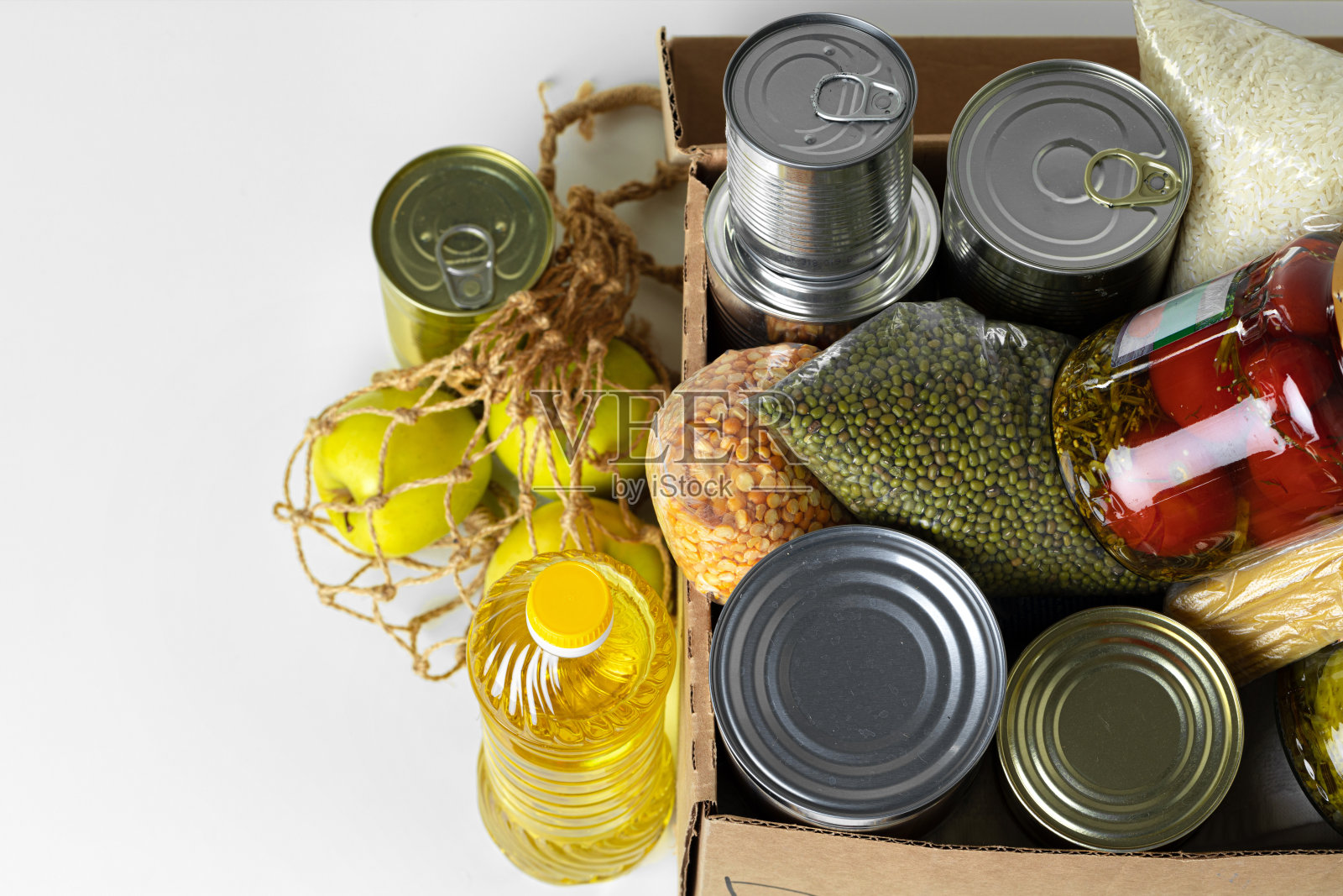 捐款箱，装上各种食物。大流行的支持。照片摄影图片