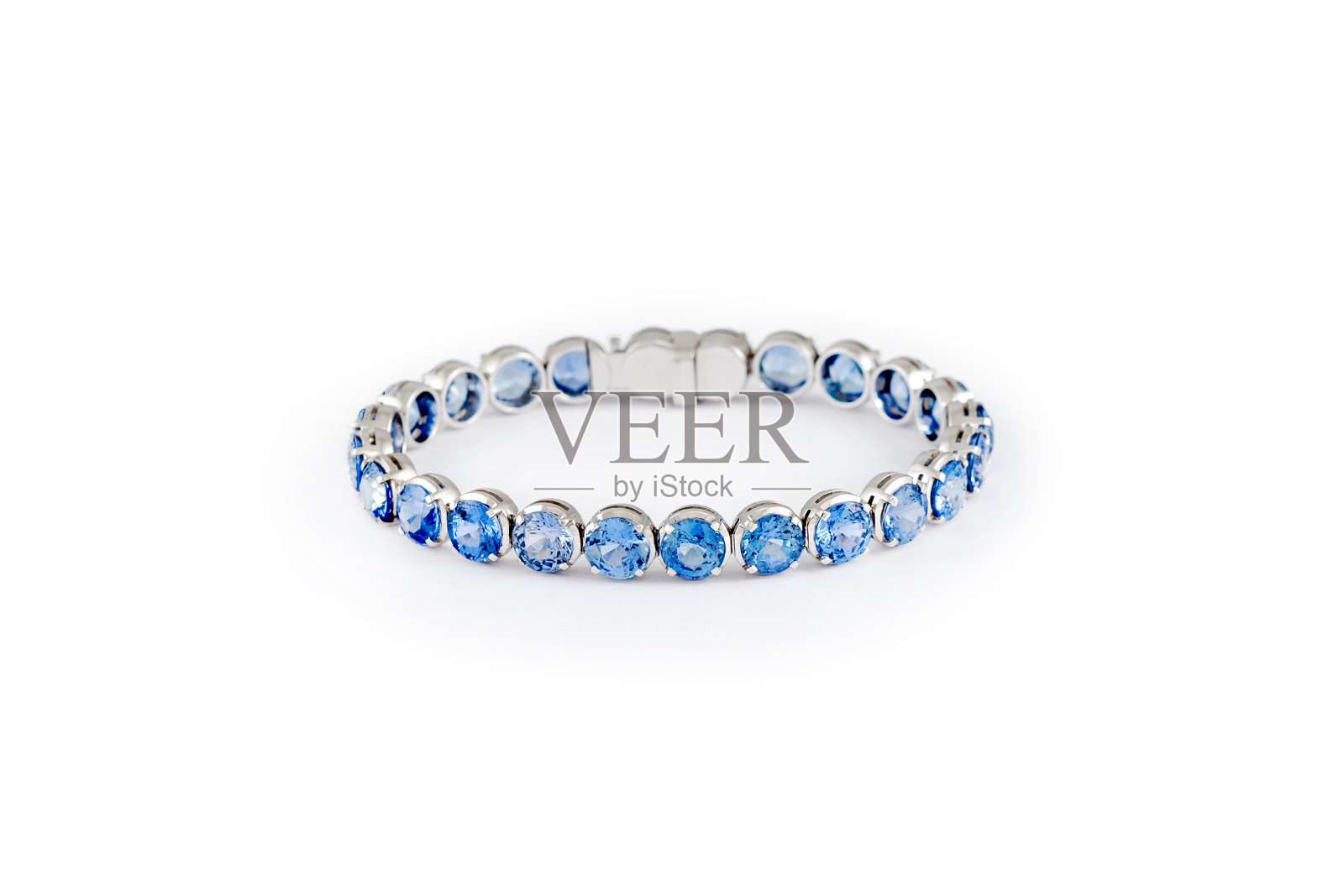 时尚的蓝色蓝宝石手链在白色的背景。珠宝主题。照片摄影图片