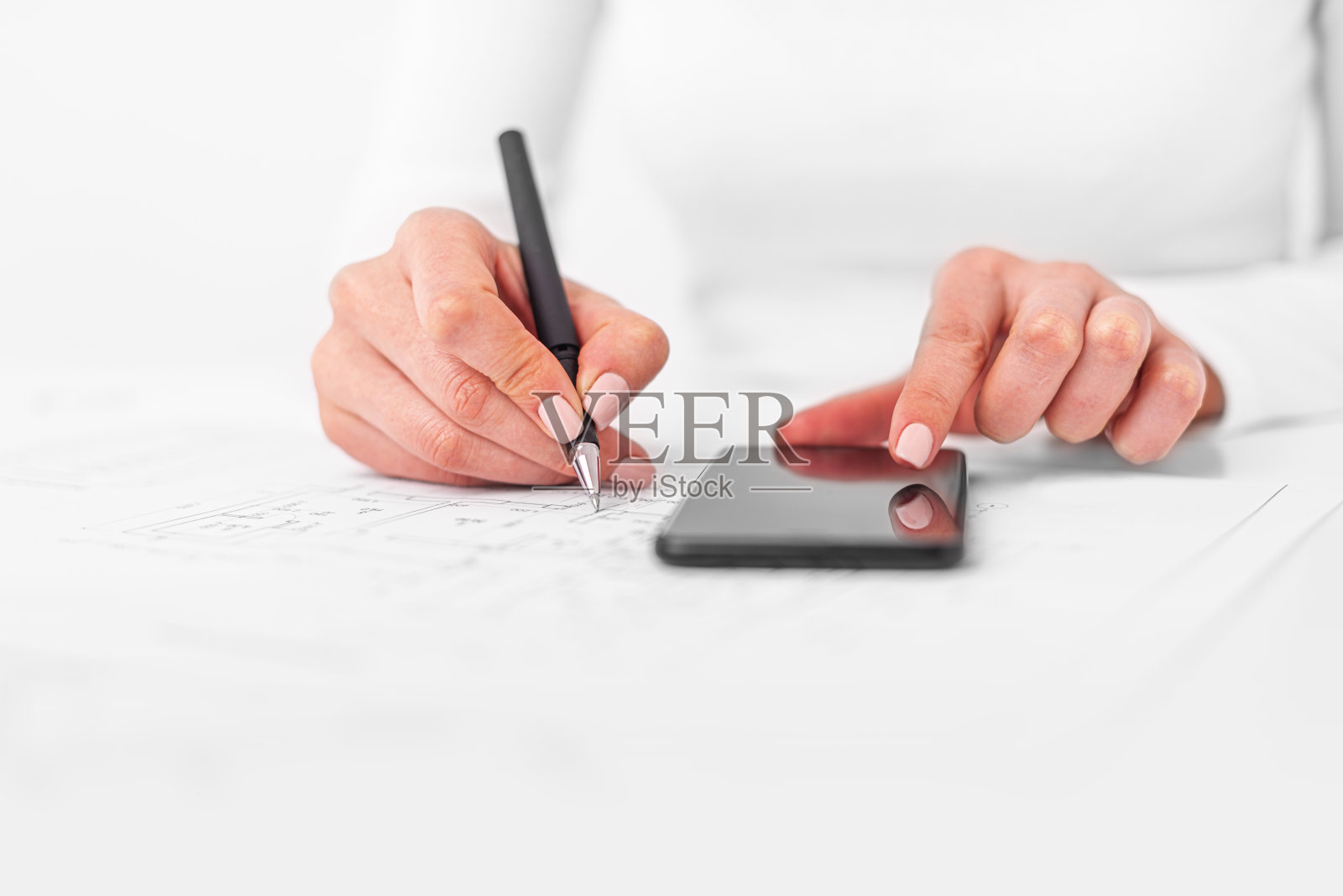 工程师与图纸打交道。画草图或计划的人照片摄影图片