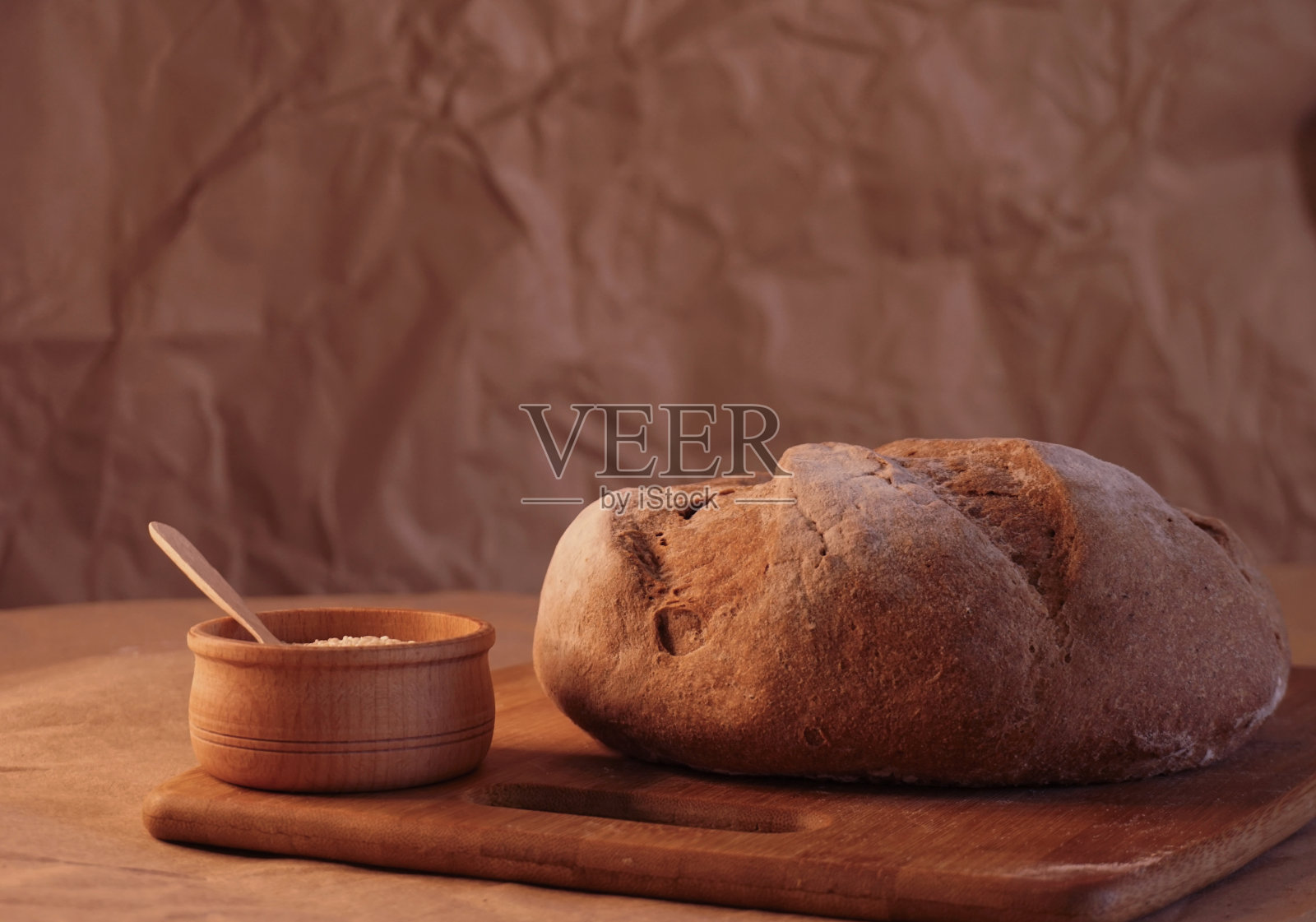 男性双手捧着围鲜brea照片摄影图片