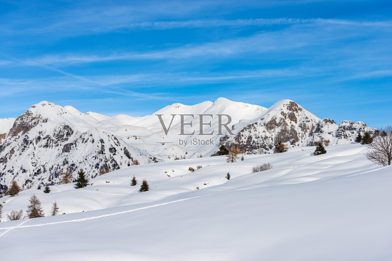 来自意大利威尼斯的Altopiano della Lessinia的蒙特蒙特冬季景色照片摄影图片