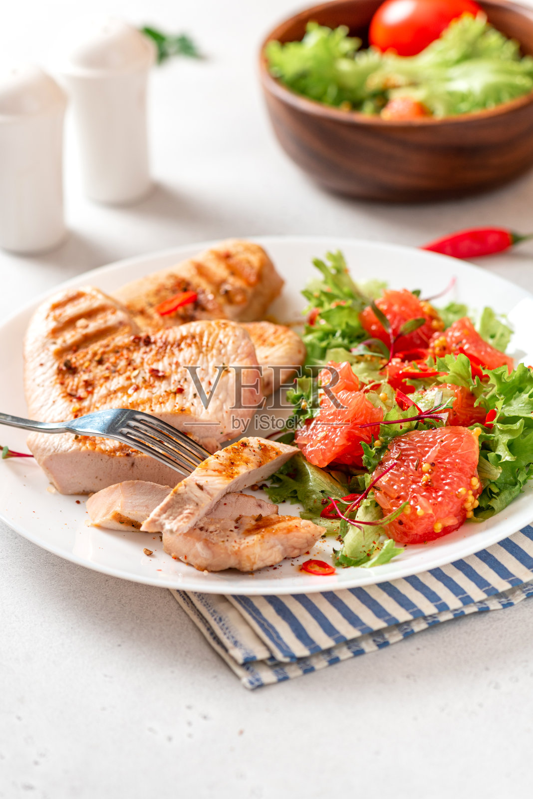 烤火鸡排，生菜沙拉，柚子特写。照片摄影图片