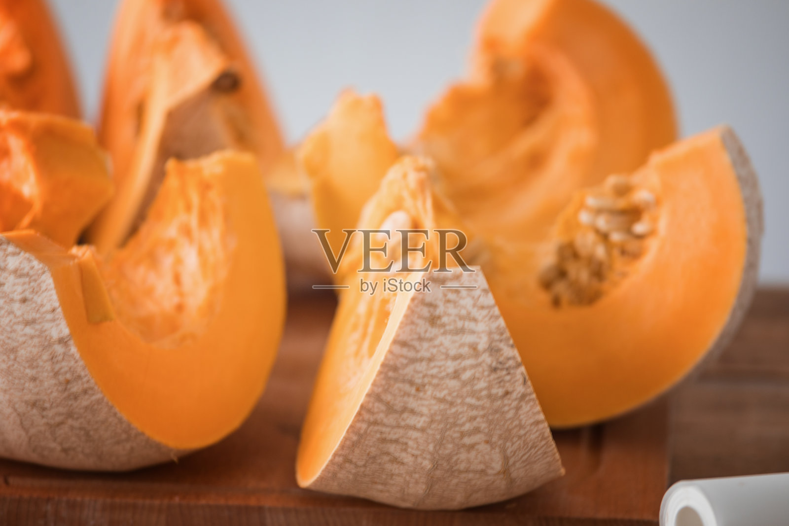 甜南瓜切成片，准备烤炉烘烤照片摄影图片