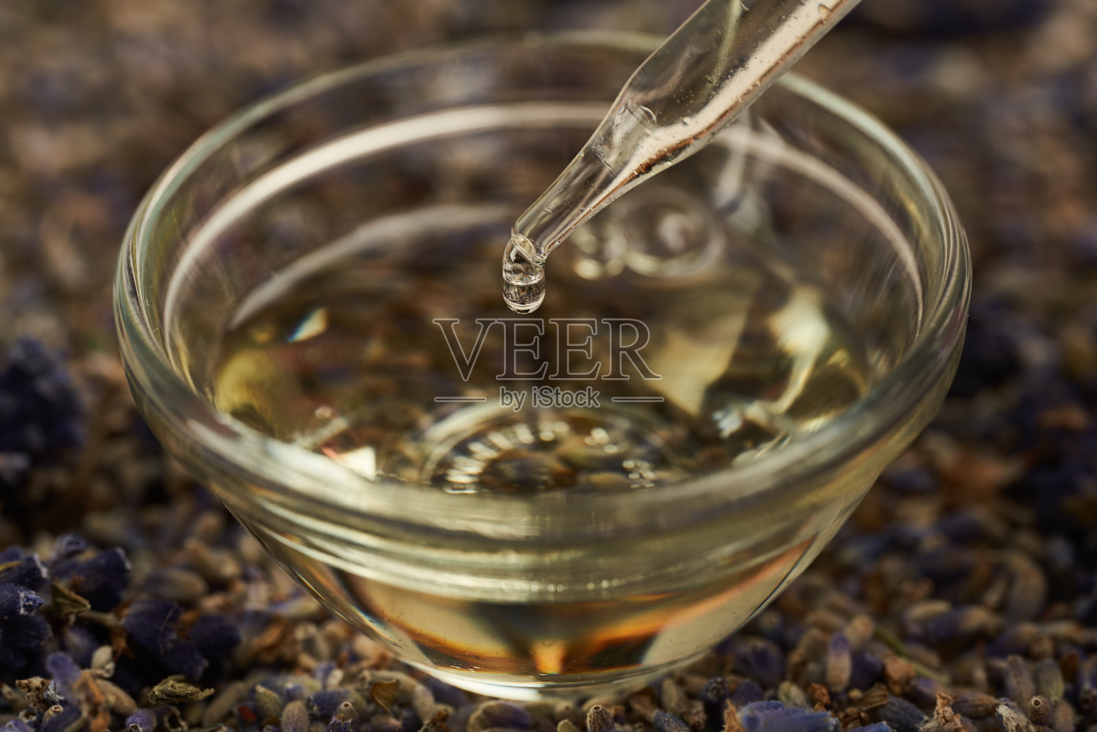 薰衣草精油和干花照片摄影图片