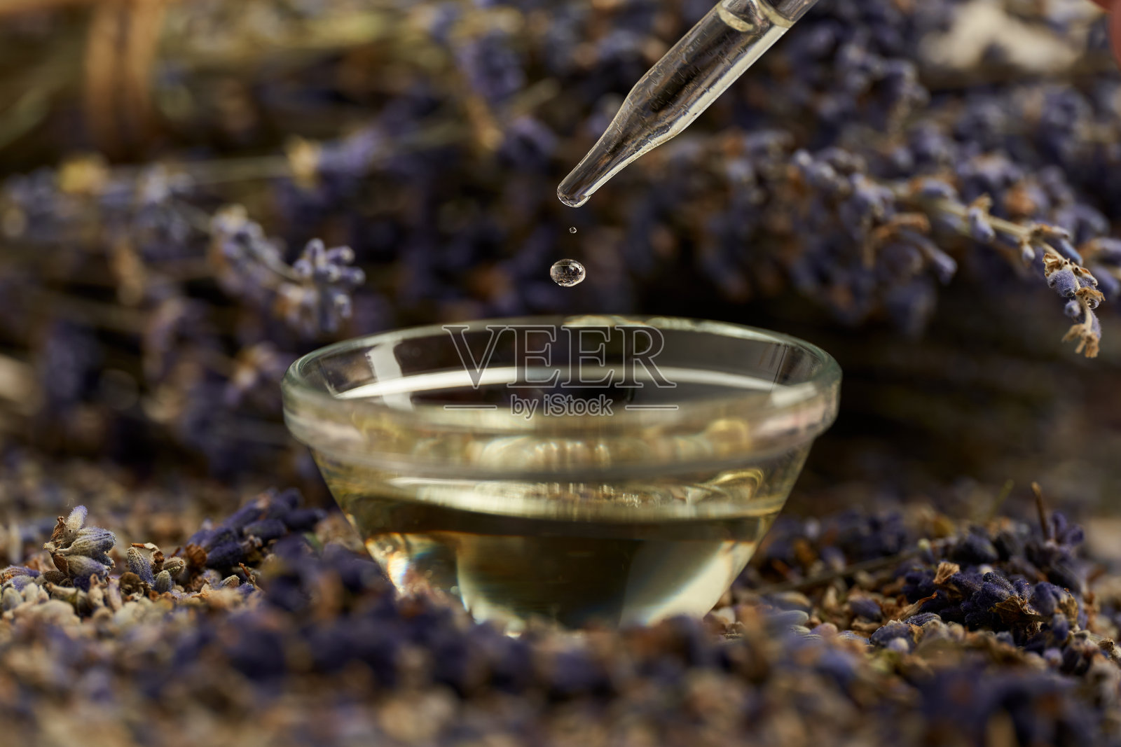 薰衣草精油和干花照片摄影图片