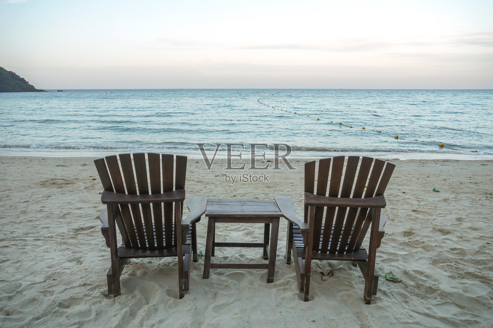 泰国koh岛海滩上的日光浴床照片摄影图片