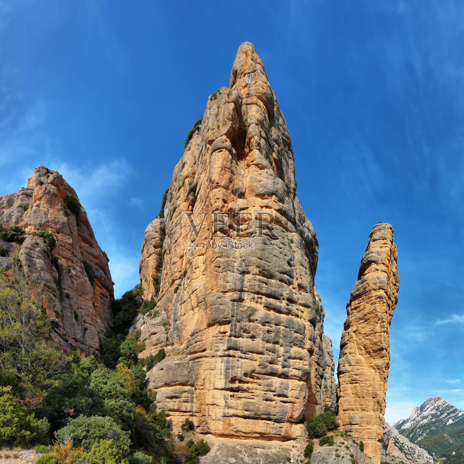 西班牙韦斯卡瓜拉自然公园Vadiello水库附近的岩石峭壁照片摄影图片