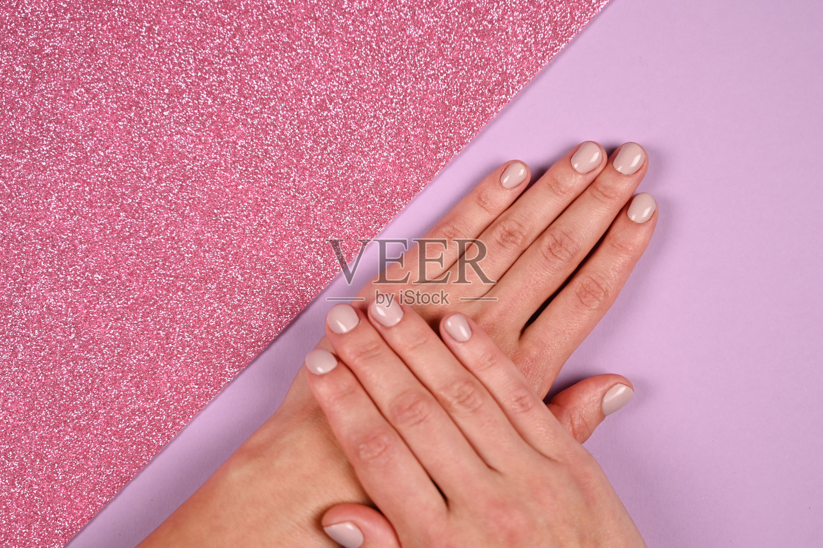 指甲护理和美容主题。亮粉背景与复制空间。照片摄影图片