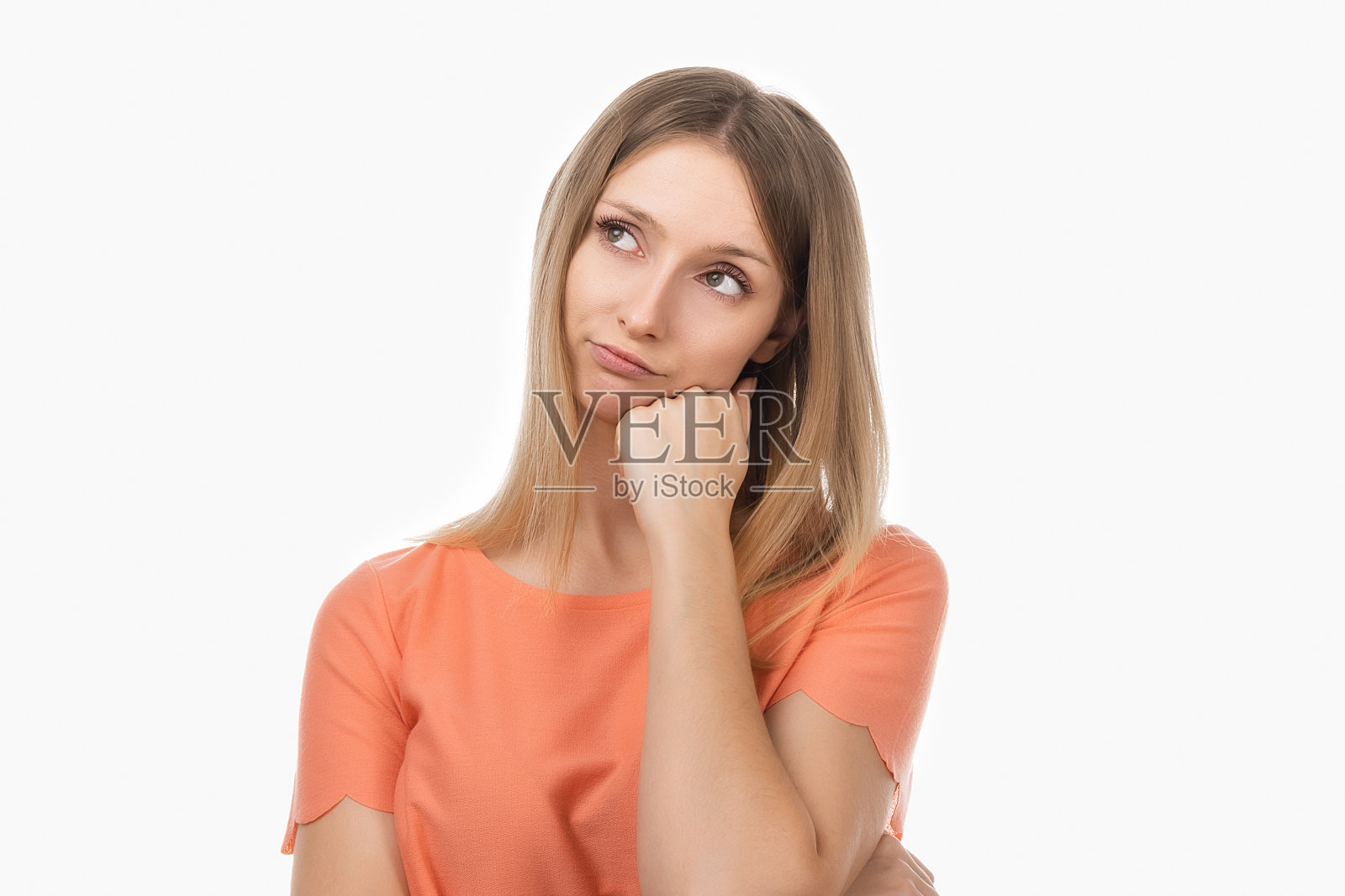 无聊的年轻金发女人手托下巴，面无表情。女孩受困于懒散，缺乏动力照片摄影图片