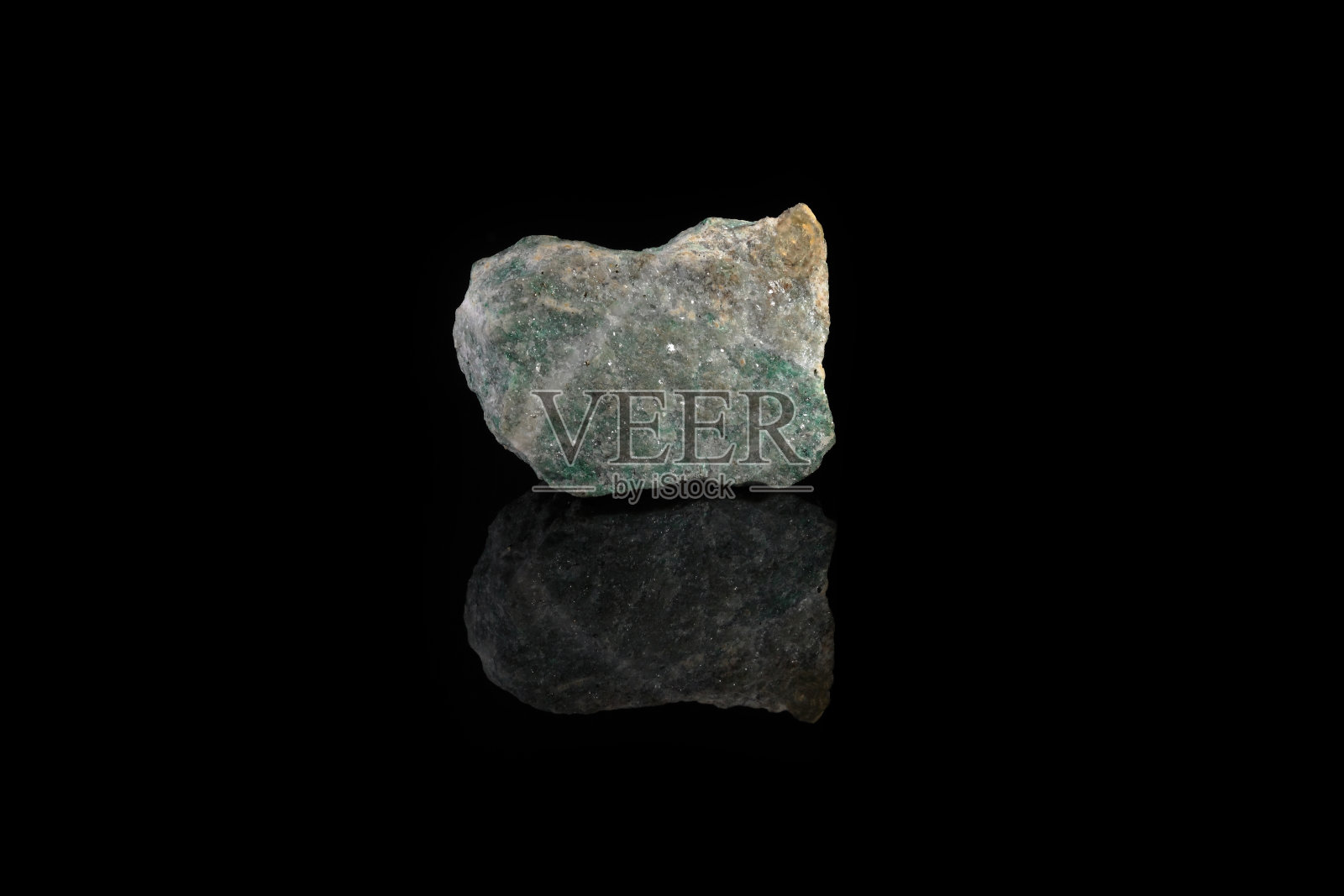 天然岩石标本-绿色listite, listwanite矿物从别列佐夫斯克，乌拉尔，俄罗斯在黑色玻璃背景。照片摄影图片