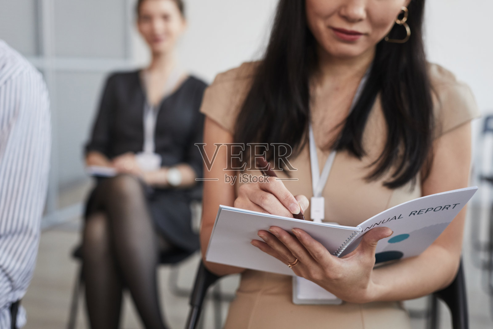 在商务会议上做笔记的女人照片摄影图片