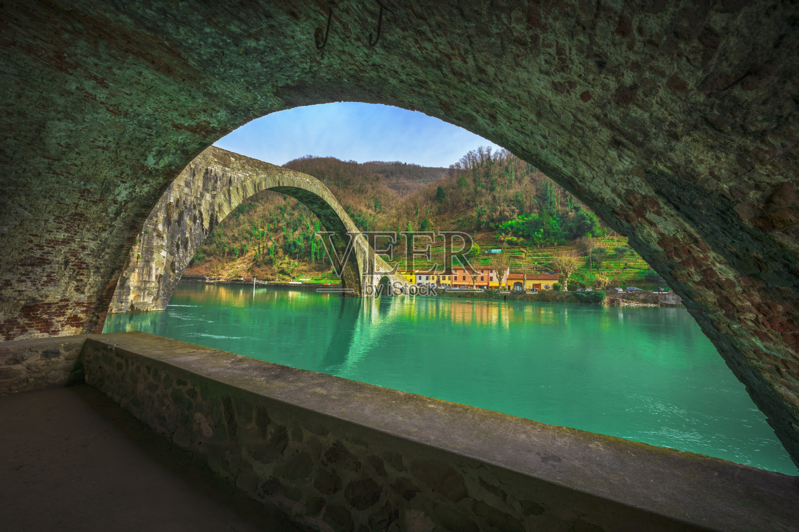 魔鬼桥或加尔法纳的马达莱娜桥。意大利托斯卡纳。照片摄影图片