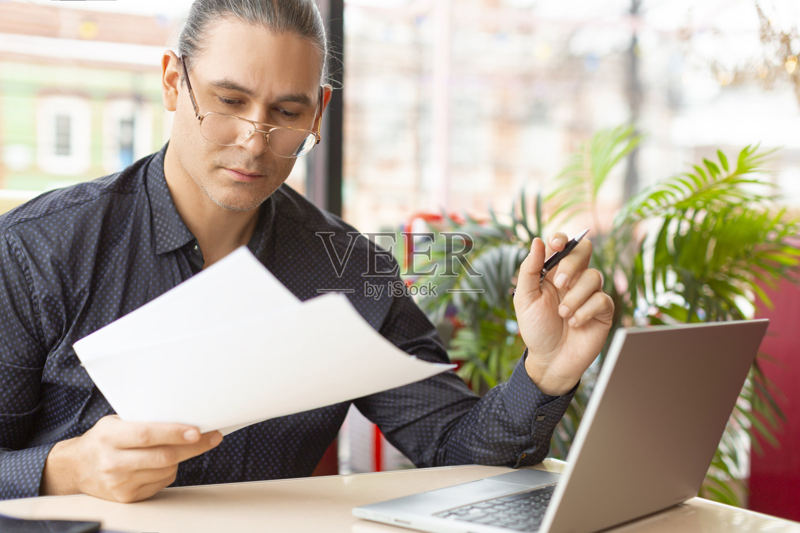 商人在笔记本电脑前处理文件照片摄影图片