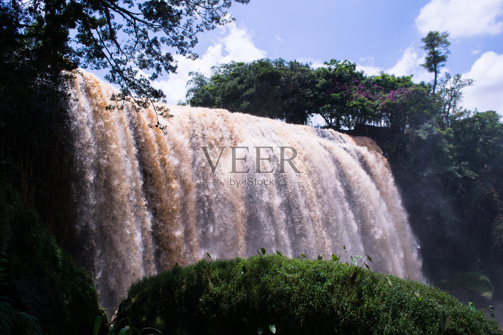 丛林瀑布照片摄影图片