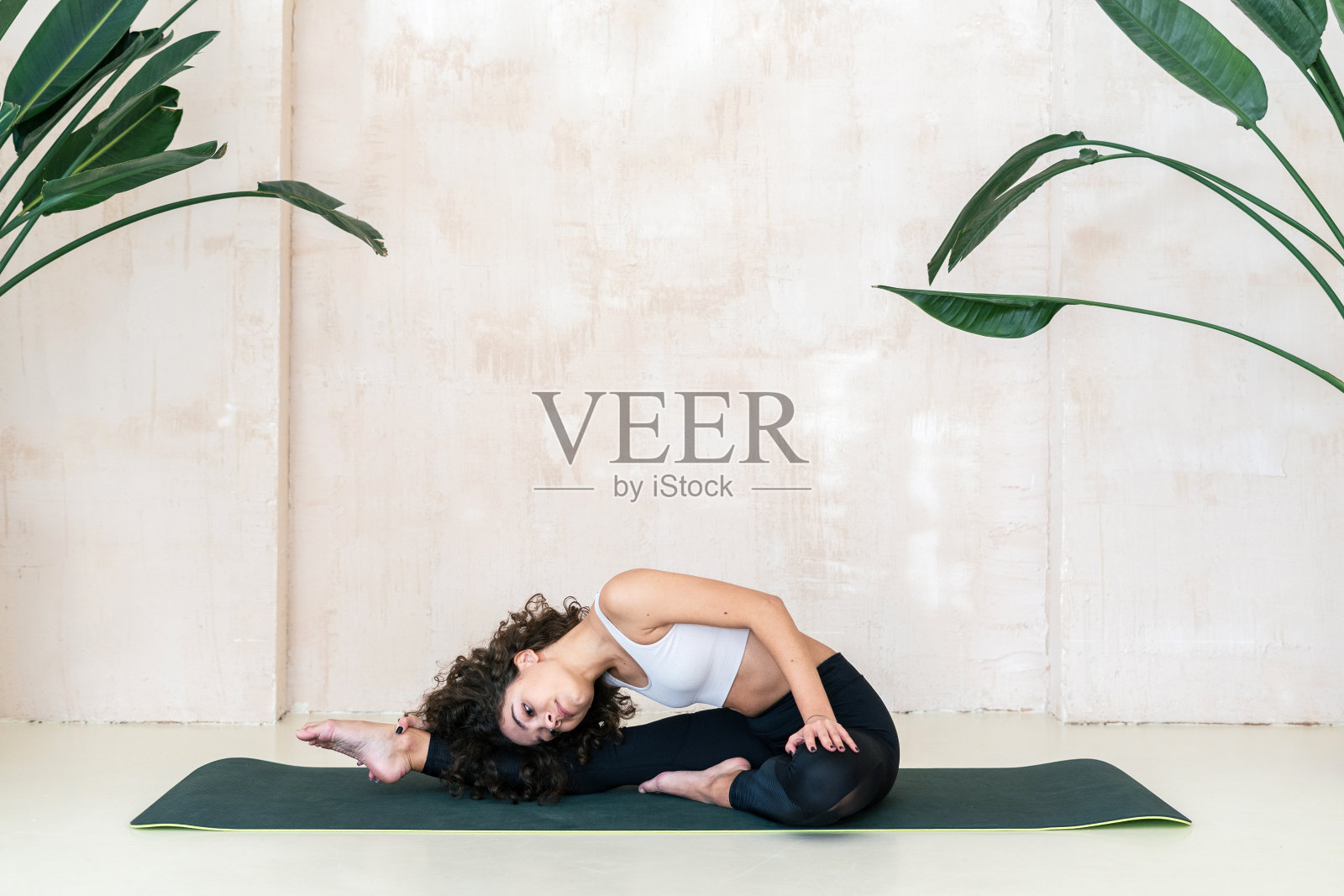 非裔美国妇女在瑜伽馆训练照片摄影图片