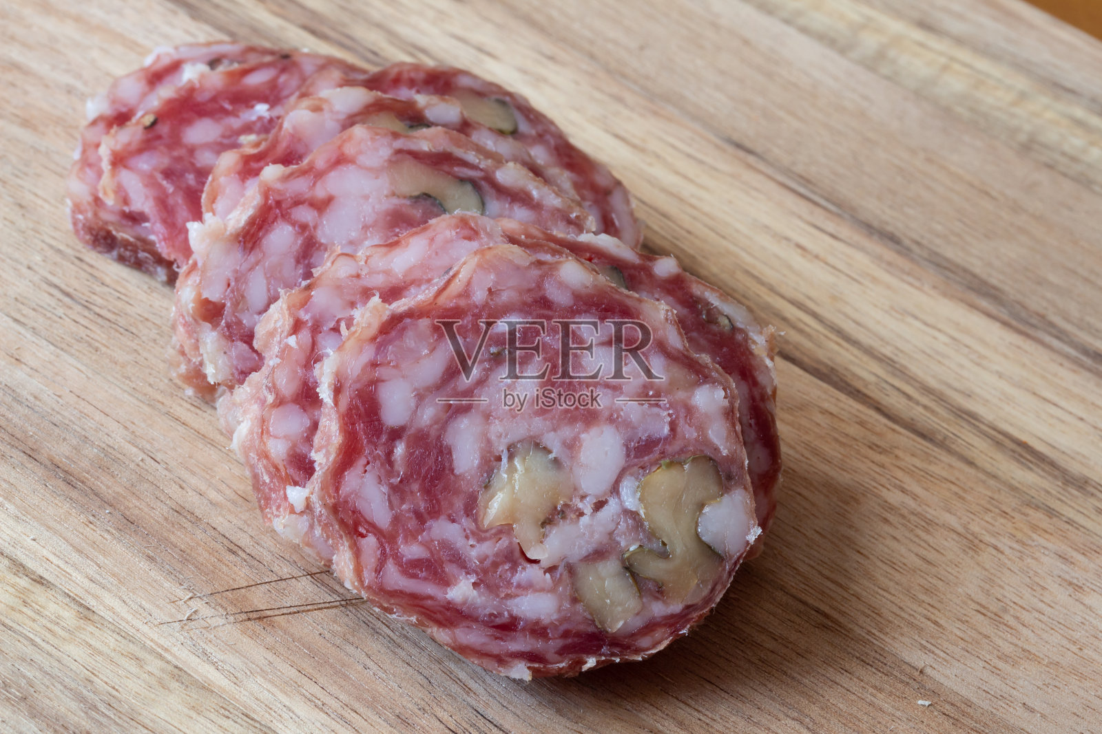 风干萨拉米香肠切片木质背景照片摄影图片