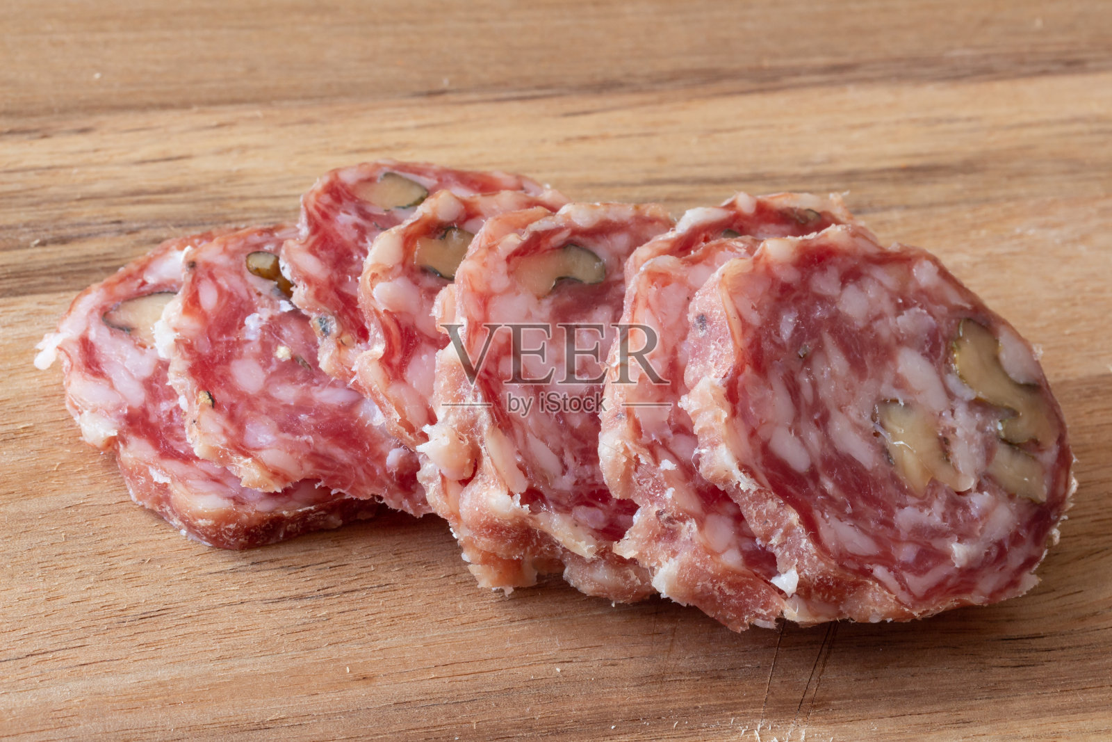 切片风干意大利腊肠-木材背景照片摄影图片