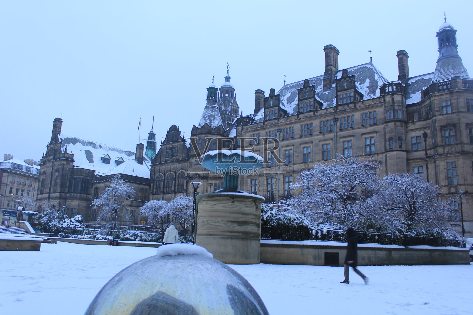 雪覆盖了谢菲尔德市中心和和平花园照片摄影图片