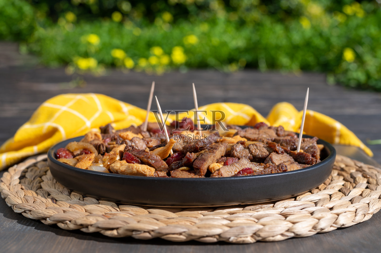 巴西肉类。砧板。小牛肉，猪肉，鸡肉，猪肉奶嘴，烤后切块。盘子里的肉。照片摄影图片