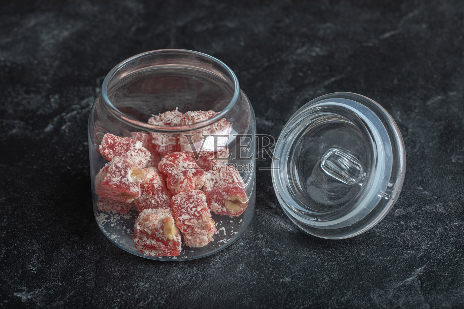 近距离照片的土耳其lokum在罐子上的黑色背景照片摄影图片