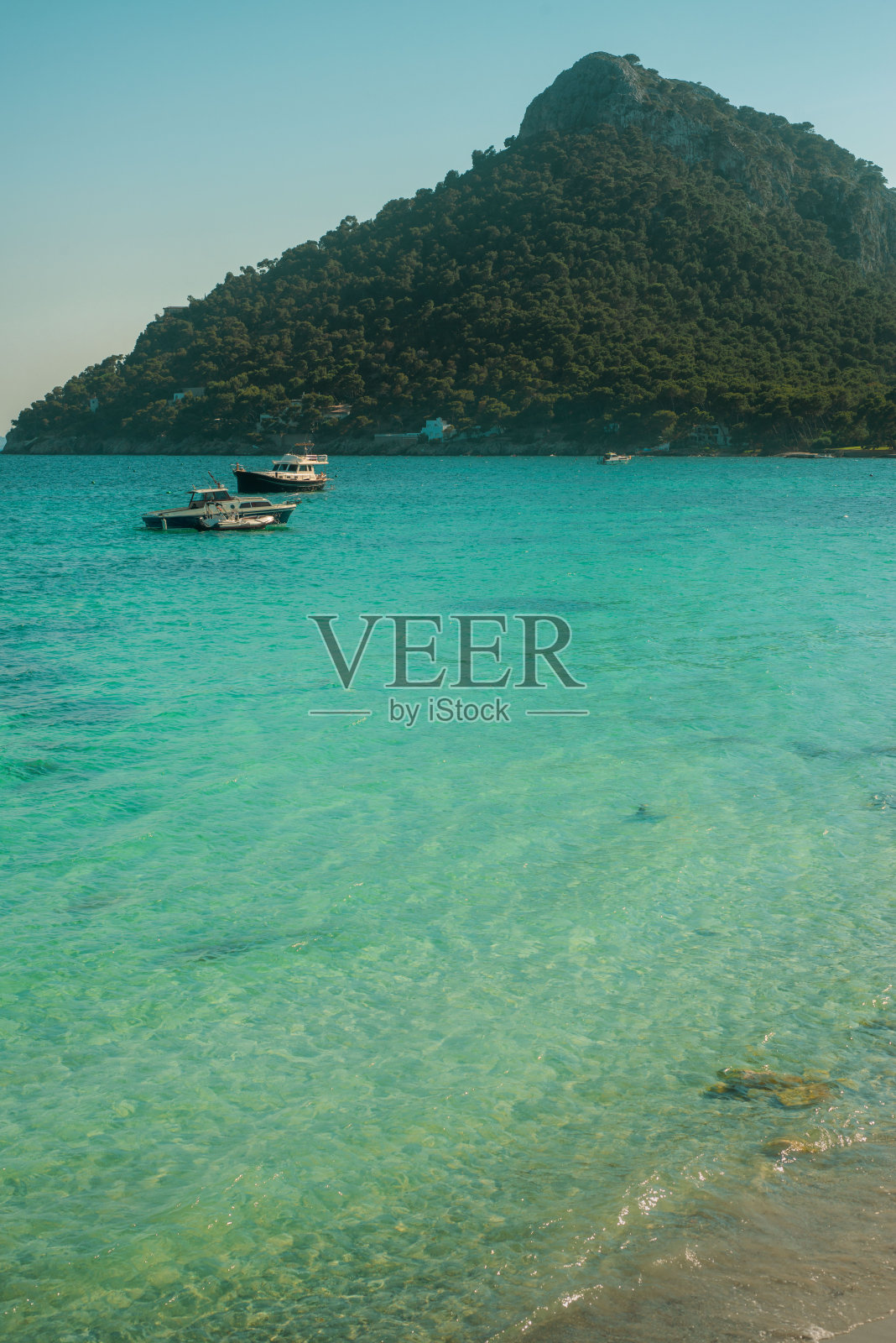 马略卡岛普拉佳福门托绿松石海上的船只照片摄影图片