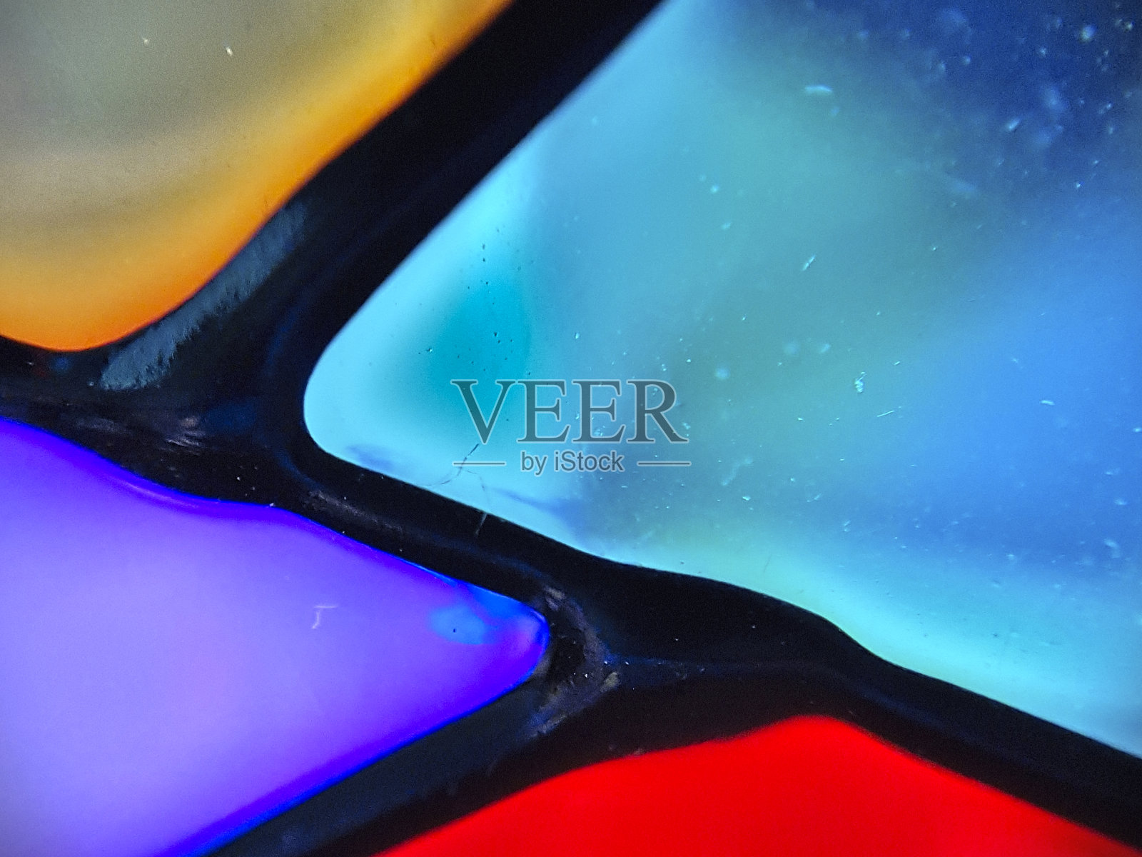 紫色，金色，蓝色和绿色的蜡烛站非常接近看到照片摄影图片