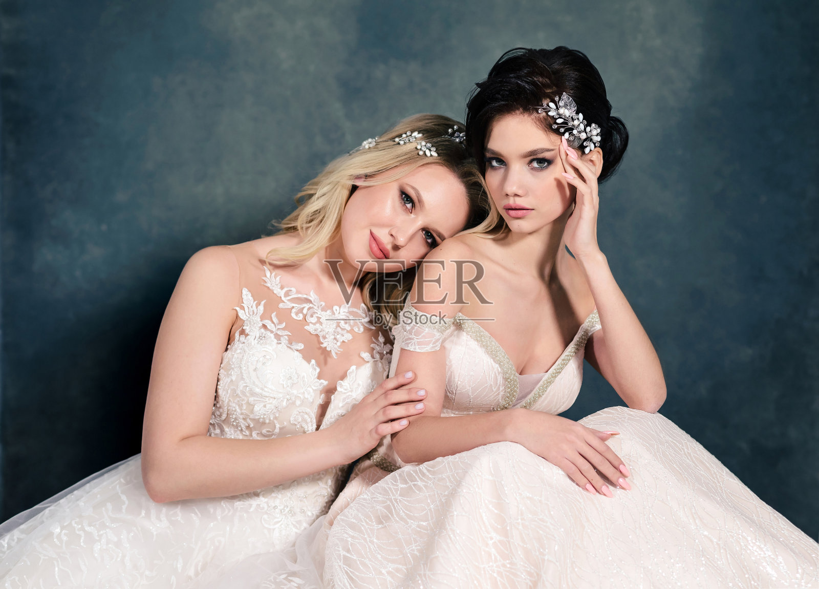 两位漂亮的新娘，化着婚纱妆，梳着时尚的发型照片摄影图片