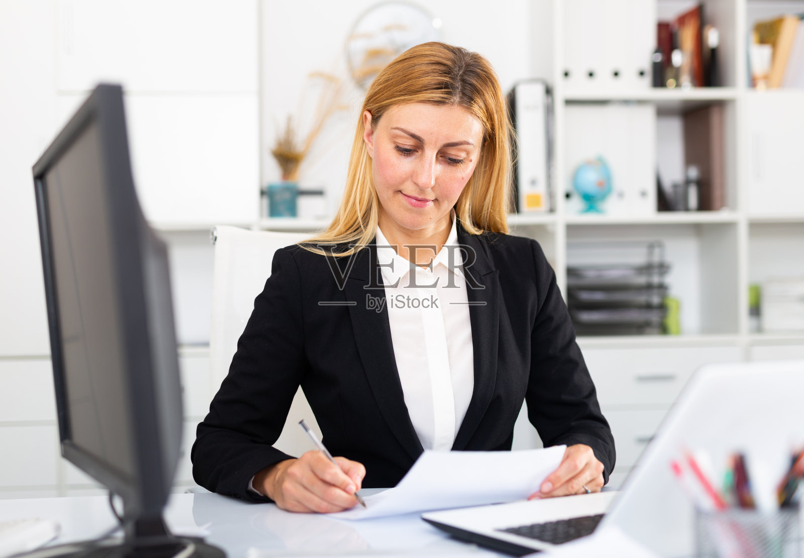 年轻的成年女性在办公室工作照片摄影图片