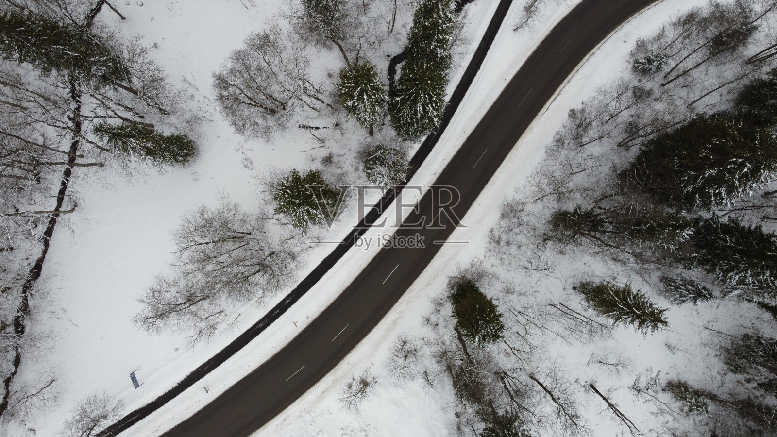 下雪的冬天路照片摄影图片