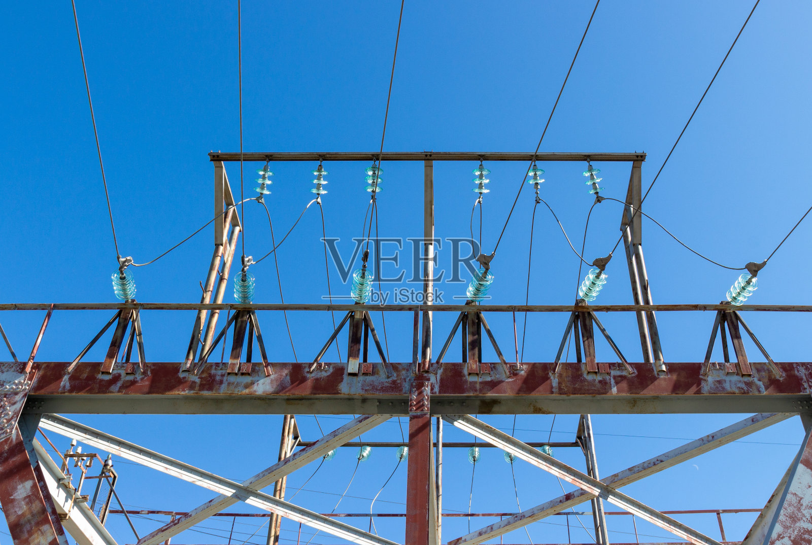 高压塔顶的电线和绝缘子的电圈照片摄影图片