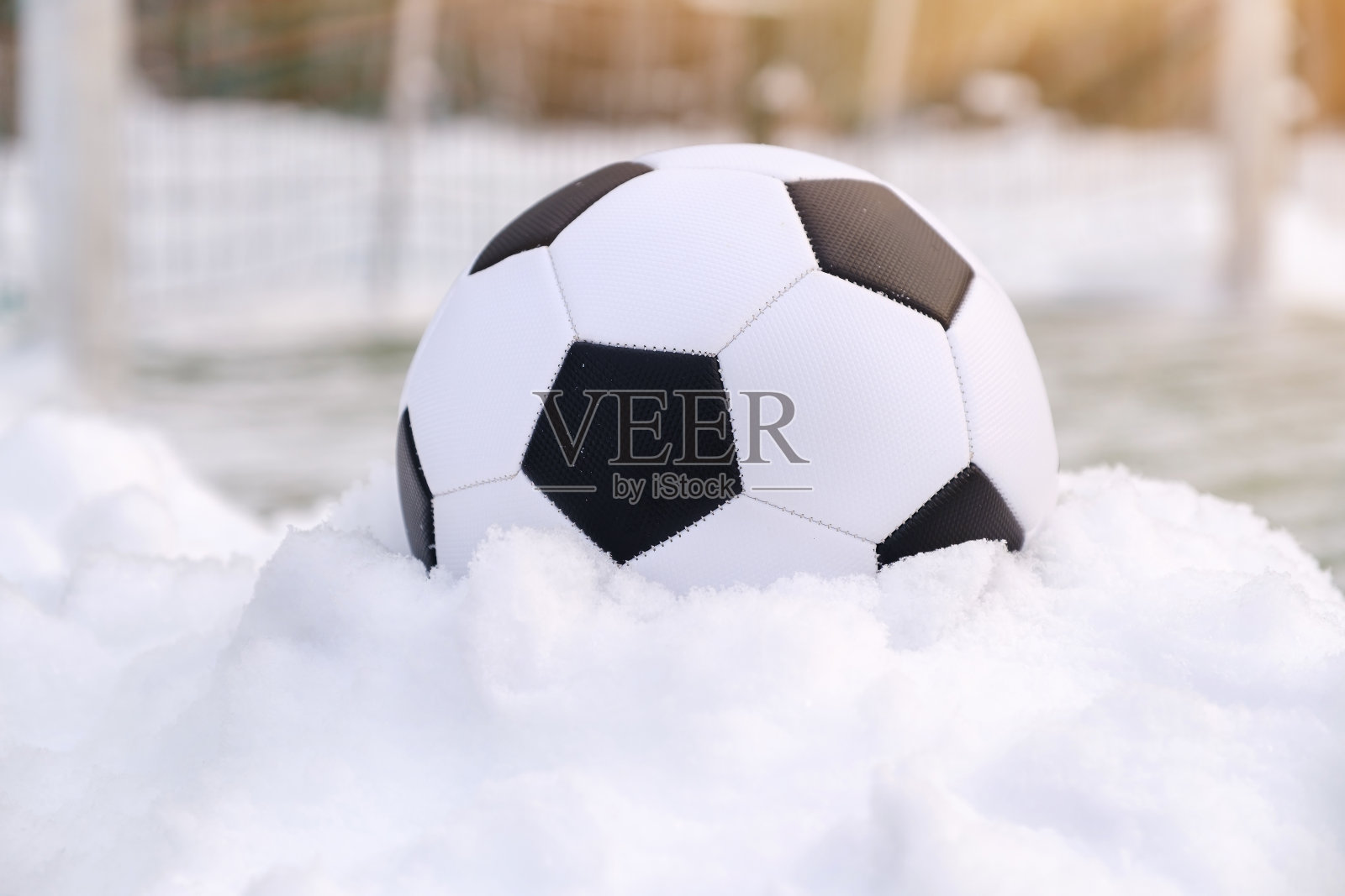 足球靠近足球的球门在冬天照片摄影图片