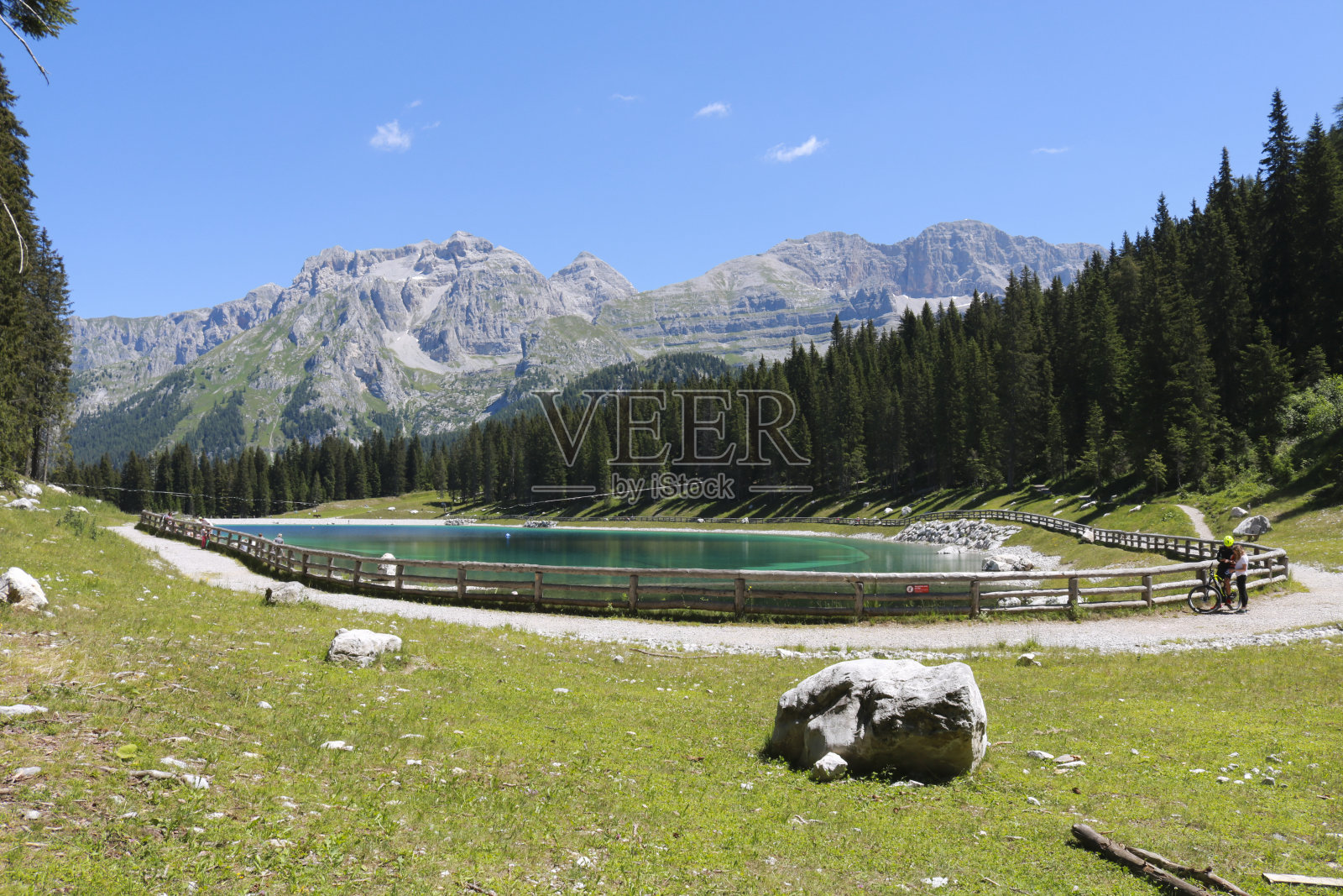 特伦蒂诺的蒙塔尼奥利湖照片摄影图片
