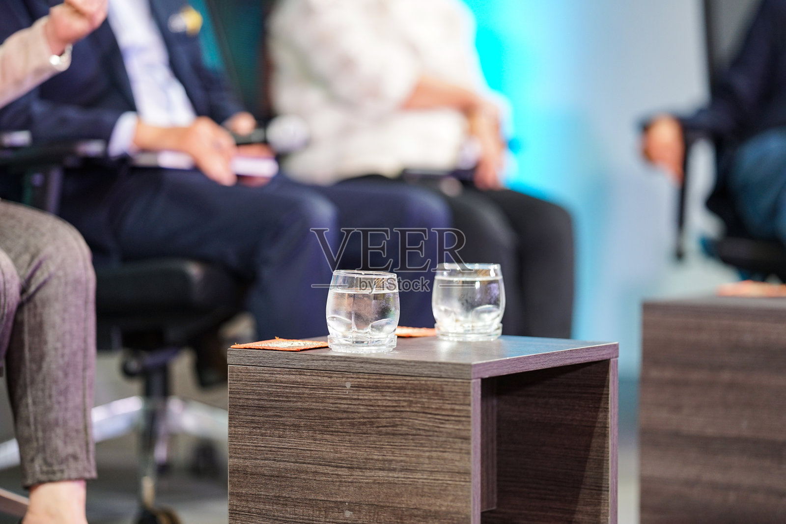 为演讲者和台上的讨论准备了一杯水照片摄影图片