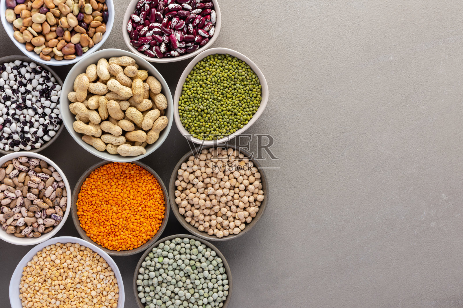 不同种类的豆科植物在碗里照片摄影图片