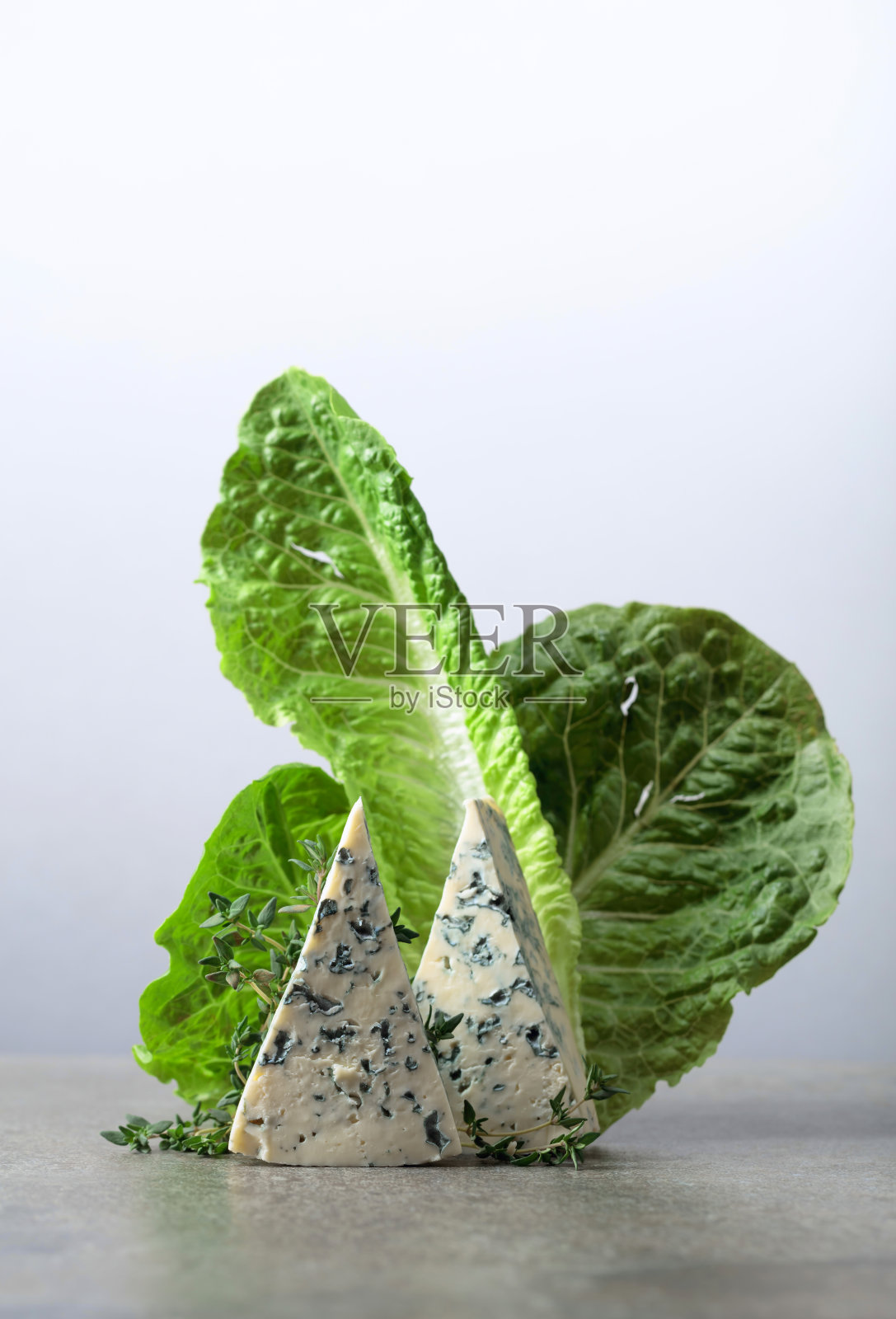 蓝奶酪片加莴苣和百里香。照片摄影图片