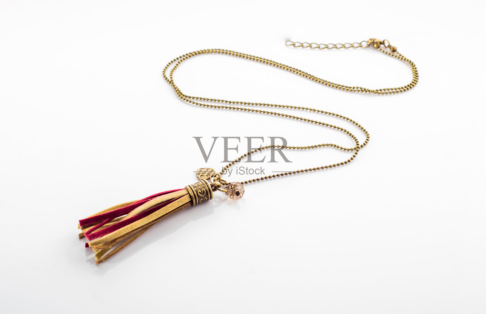 女人的吊坠孤立在白色的背景，时尚的波西米亚珠宝照片摄影图片