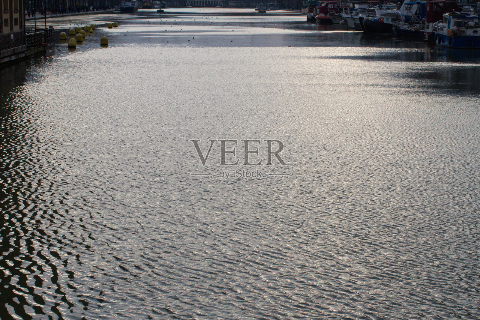 傍晚，巴黎运河上平静的水面上照片摄影图片