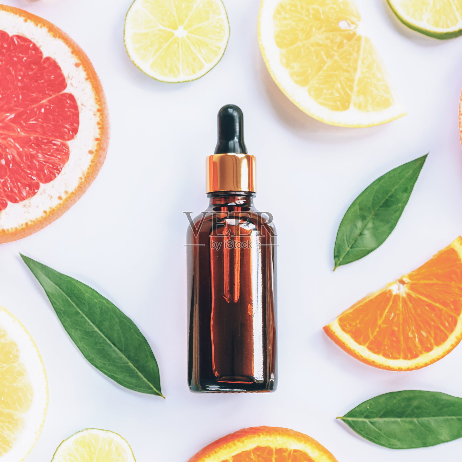 装有化妆品血清和切片柑橘类水果的玻璃瓶。含维生素c的天然化妆品。俯视图，平放照片摄影图片