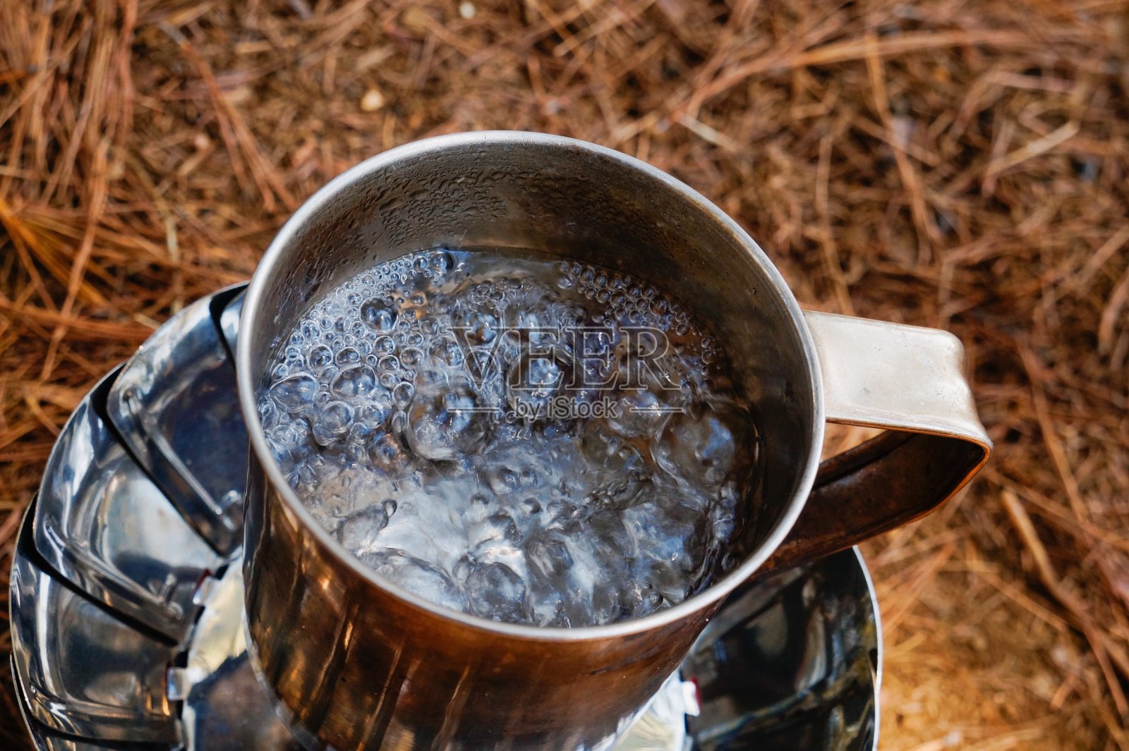 在野营炉上的小锅里烧开水照片摄影图片